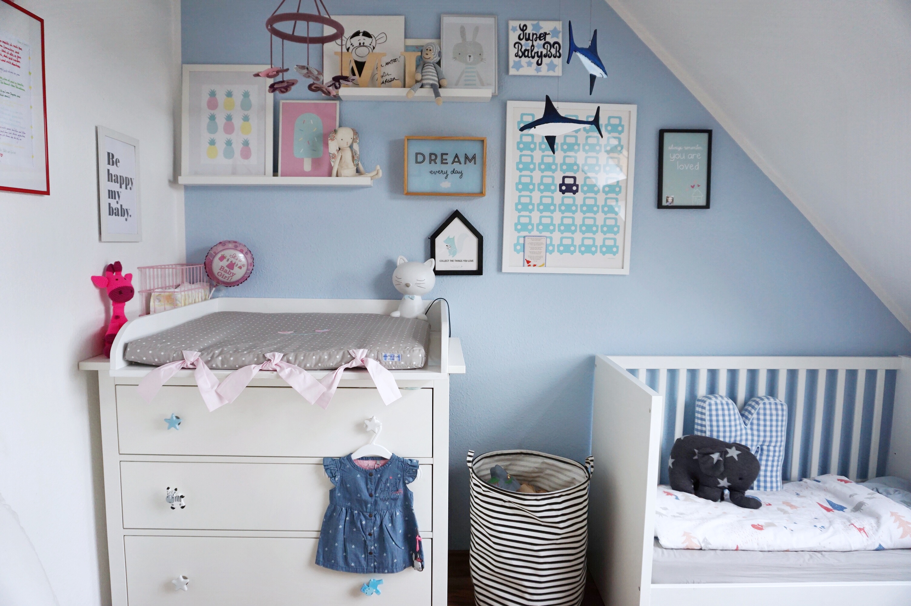 Zwei Kinder In Einem Kinderzimmer Madchenzimmer Wickeltisch Einrichten Babyzimmer Mamablog Missbonnebonne 2 Missbonn E Bonn E